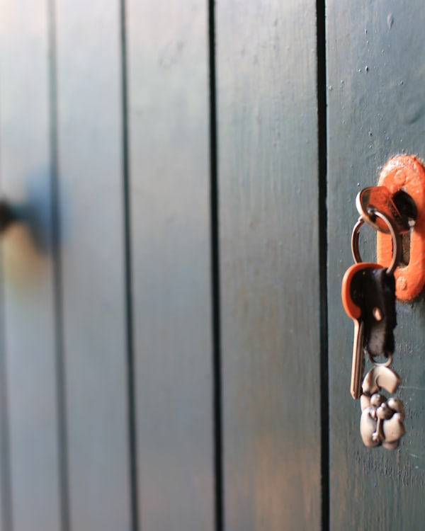 Profesionalan bravar u radnoj opremi — bravarske usluge u Beogradu