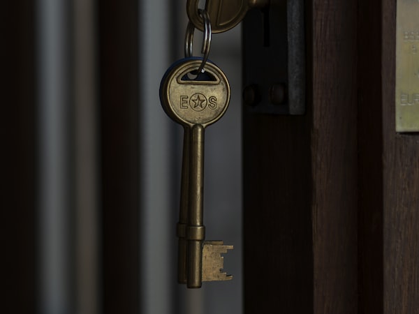 Bravar otvara bravu na vratima u Beogradu