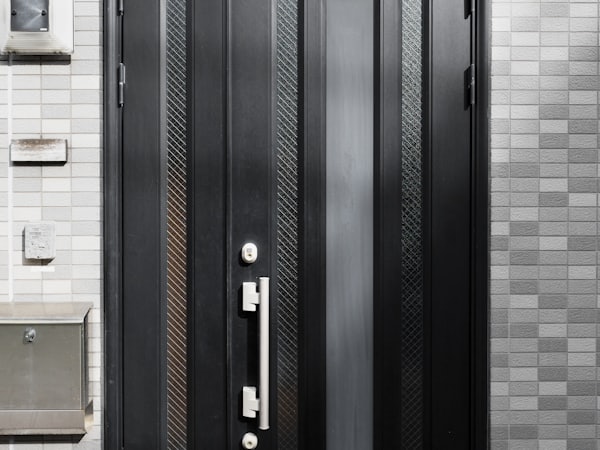 Hitna intervencija bravara noću